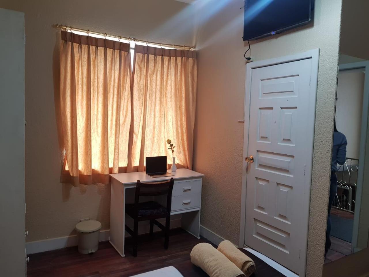 Hostal Loro Verde Quito Exterior photo