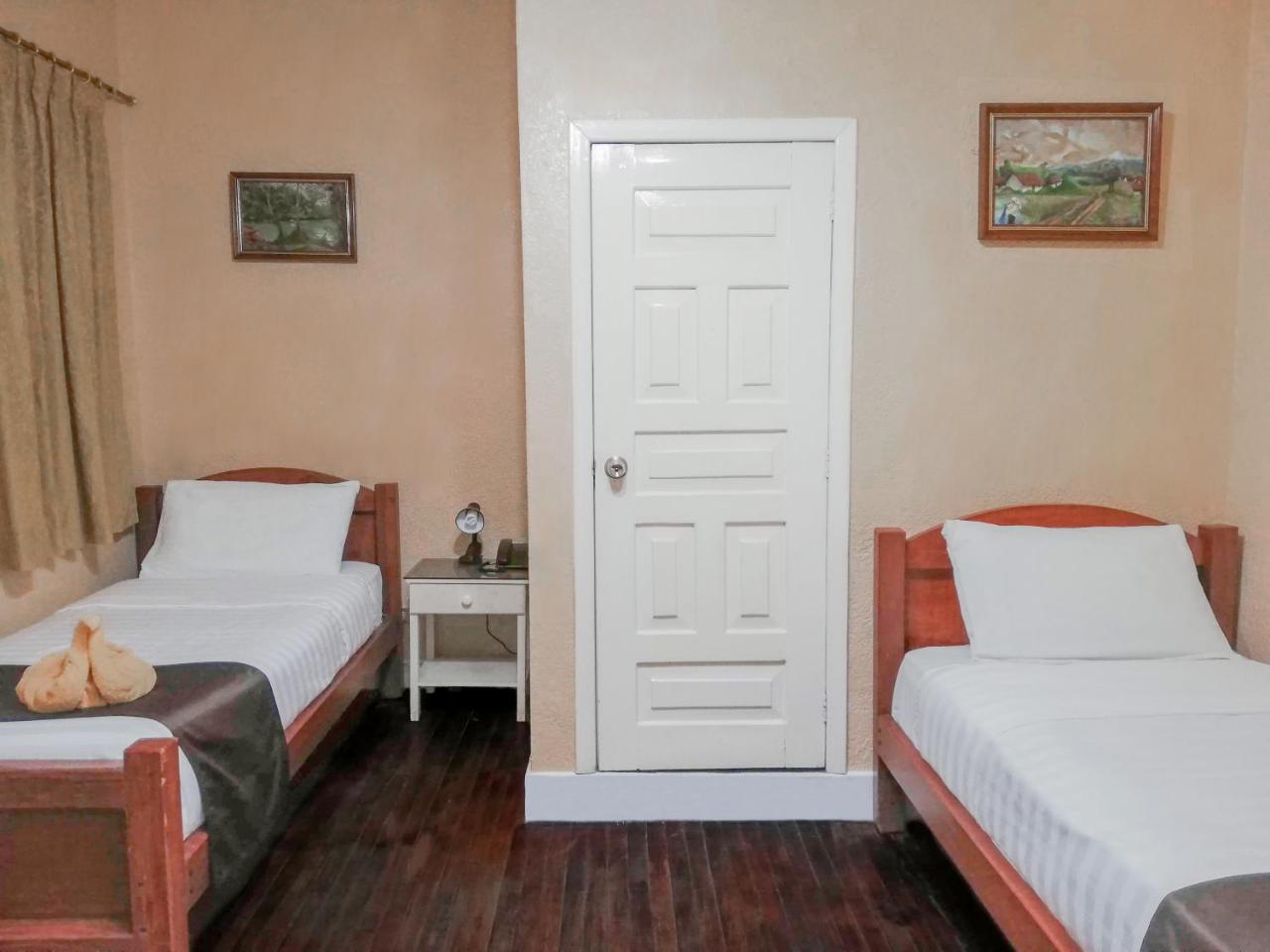 Hostal Loro Verde Quito Exterior photo