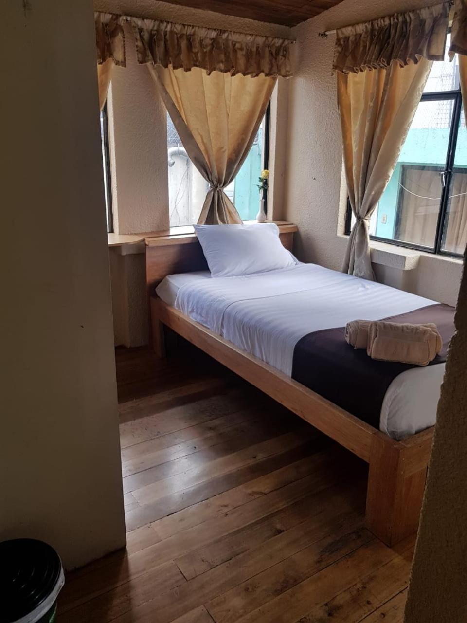 Hostal Loro Verde Quito Exterior photo