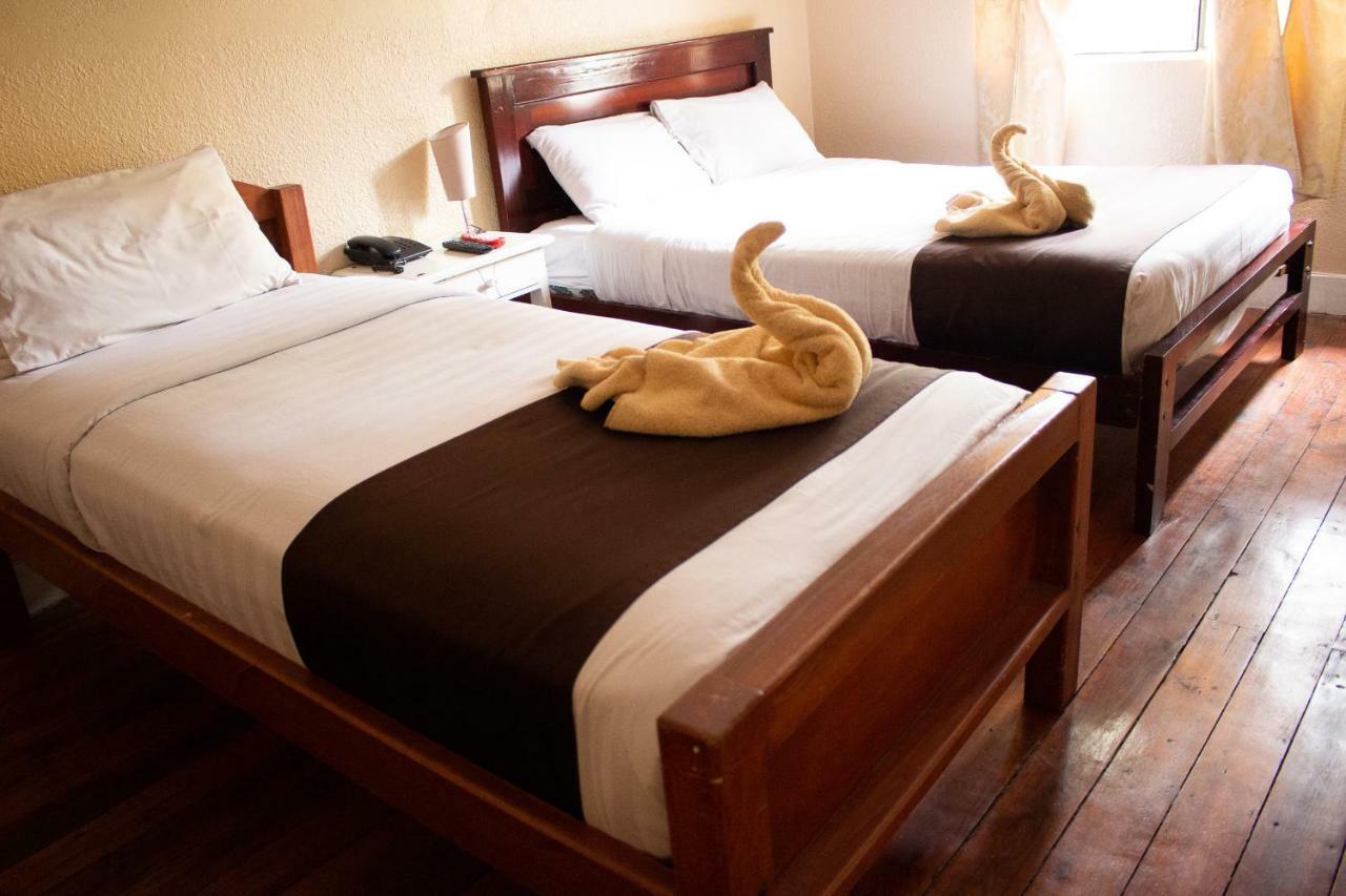 Hostal Loro Verde Quito Exterior photo