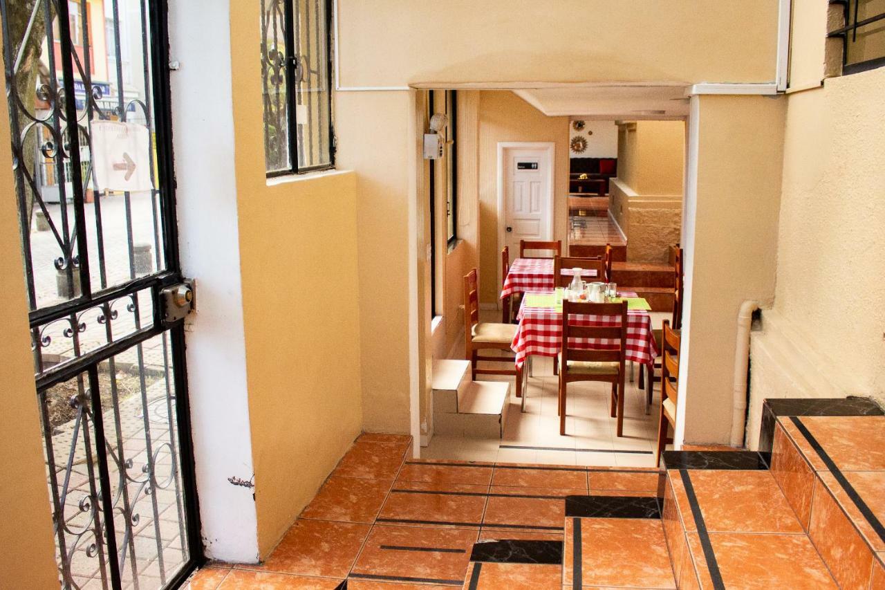 Hostal Loro Verde Quito Exterior photo